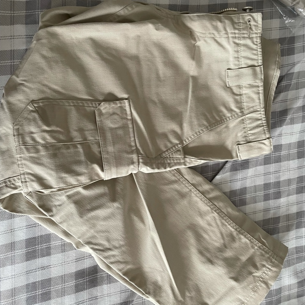Women’s under armour tactical/cargo pants size 12